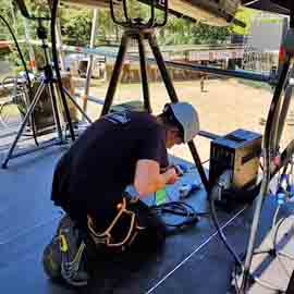 T�cnico de operador eletricista na instala��o de cablagem para concerto.